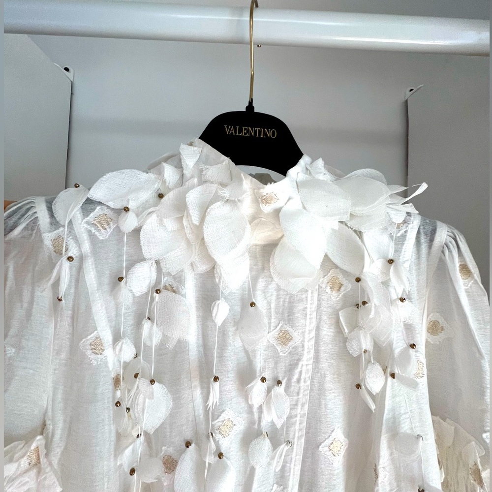 White long dress softened with petal appliqués. Polenpoe sz 38 Eu